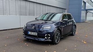 In Werbung und Medien sieht man den R5 meistens in gelb oder grün, aber auch im weniger auffälligen dunkelblau macht er was her.  (Bild: Simon – VCG)