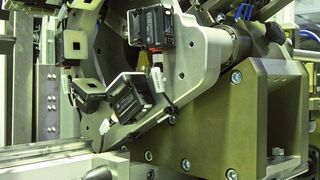 Ein Zusammenspiel von hoher Präzision und kurvengesteuerter Synchronisation beider Achsen müssen die Kollmorgen AKM Servomotoren gewähren. (Kollmorgen)