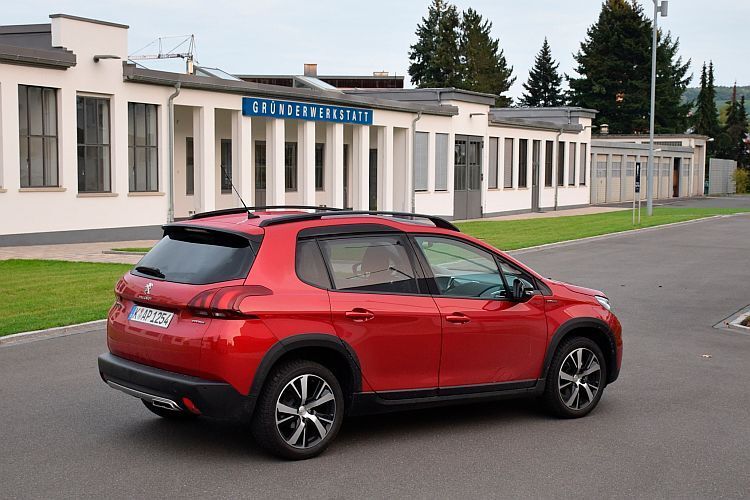 Mit kompakten Abmaßen (Länge: 4,16 Meter) passt der Peugeot 2008 gut in den Stadtverkehr. (Rosenow)