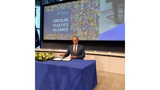 Dr. Christoph Sievering von Covestro besiegelte den Beitritt des Unternehmens zur Circular Plastics Alliance.  (Covestro)