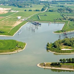 In einem der letzten Häfen vor dem Wasserweg zur Nordsee ist die Recycling GmbH strategisch gut positioniert. Bild: EAW