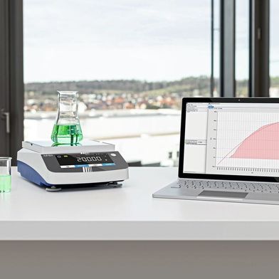 Kern & Sohn zeigt auf der Analytica 2026, wie sich Waagen und weitere Messgeräte in digitale Arbeitsabläufe integrieren lassen, im Bild die Präzisionswaage Kern PDS im Zusammenspiel mit der Software Kern Balance Connection. (Bild: Kern & Sohn)