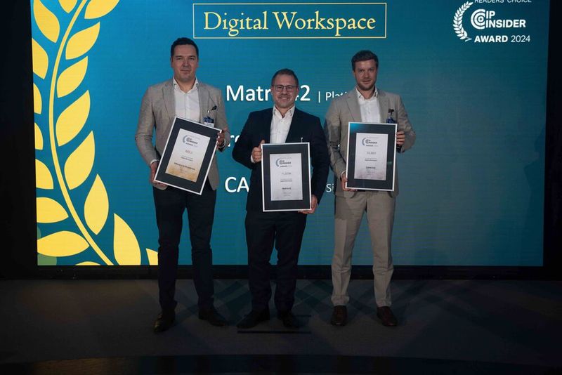 In der Kategorie „Digital Workspace“ freuen sich Mirko Ledic (VMware by Broadcom, Gold), Pascal Niess (Matrix42, Platin) und Tobias Fuchs (CANCOM, Silber) über ihre Auszeichnungen. (Bild: Manuel Emme Fotografie)