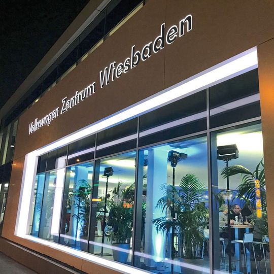 In Wiesbaden hat die Scherer-Gruppe ihr runderneuertes VW-Autohaus offiziell in Betrieb genommen.(Bild:  Scherer-Gruppe)