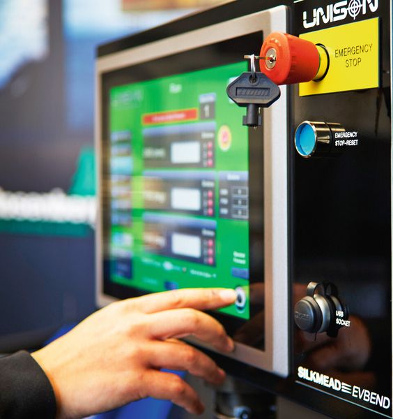 Bild 2: Die Rohrbiegemaschine verfügt über eine intuitive grafische Benutzeroberfläche. (Bild: Unison)