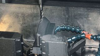 GF Machining Solutions hat schon vor 10 Jahren eine Zelle fürs Graphittrockenfräsen, Senkerodieren und 3D-Vermessen mit einer Linearautomation an Werkzeugbau Ruhla geliefert, heißt es (Hier wird eine Graphitelektrode trocken gefräst). Jetzt ergänzt eine Drahterodiermaschine den Maschinenpark der Thüringer Spezialisten für Multikavitätenwerkzeuge in Heißkanalausführung. (GF Machining)