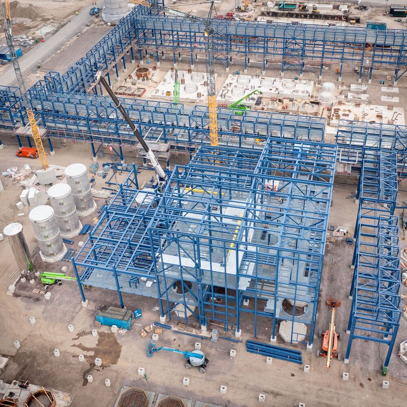 Der Bau der Bioraffinerie in Leuna schreitet voran: Derzeit wachsen Rohbrücken, Fabrikgebäude und Chemieanlagen in die Höhe. 