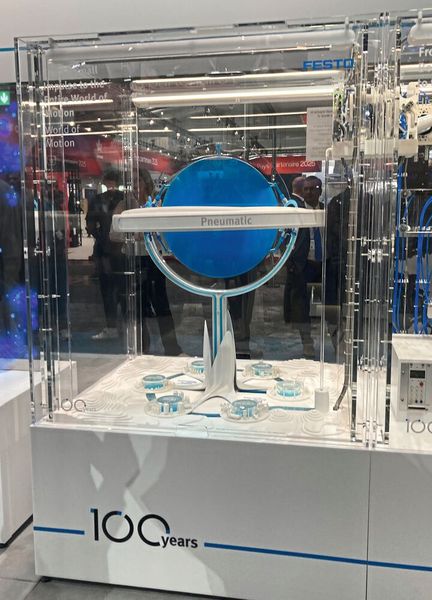 Festo feiert mit der „Incredible Machine“ seinen 100. Geburtstag und zeigt damit die Entwicklung seiner Produkte. (Bild: Stefanie Michel)