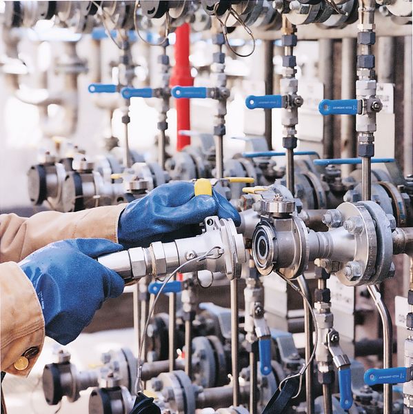 Aufgrund der Gefährlichkeit vieler Chemikalien müssen die Betreiber sicherstellen, dass die Geräte zum Flüssigkeitstransport, einschließlich Trockenkupplungen, permanent die höchsten Qualitätsansprüche erfüllen. (OPW)