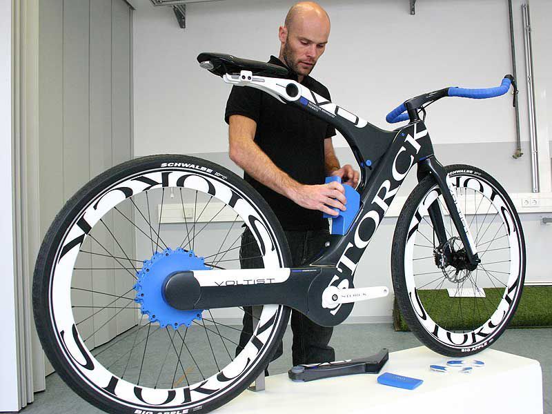Jens Buder, Leiter Forschung und Entwicklung der Storck Bicycle GmbH, demonstriert im Labor, wie der Akku im Rahmen montiert wird.  (Foto: Andreas Hiller)