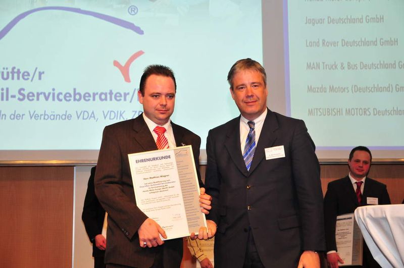 Matthias Wagner vom Autohaus Schmidt in Lutherstadt Eisleben erhielt die Urkunde für Honda. (Archiv: Vogel Business Media)