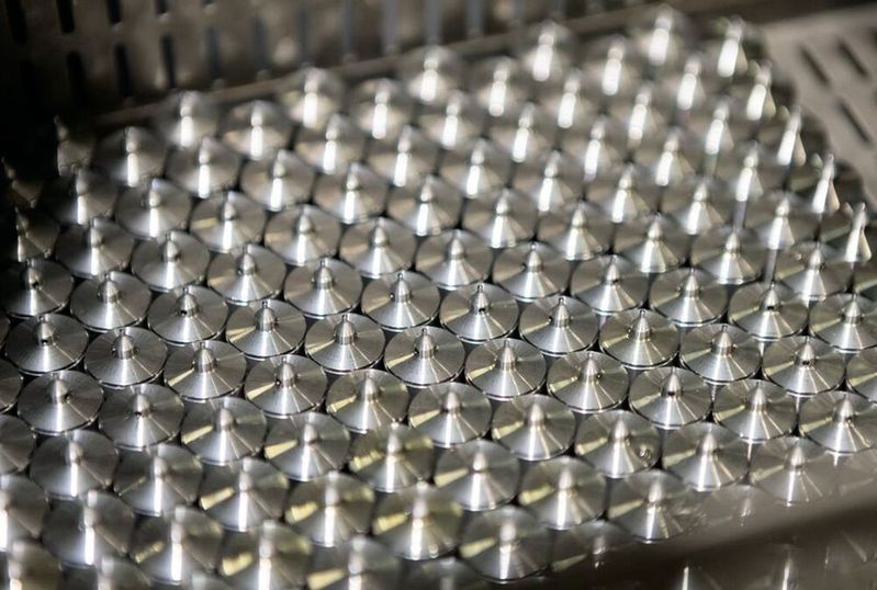 Bei der Schumag AG werden die unterschiedlichsten Teile in variablen Stückzahlen gefertigt. Mit Langdrehern der Citizen Machinery Europe GmbH laufen einige deutlich schneller und bei höchster Präzision vom Band. (Bild:  Citizen Machinery Europe GmbH)