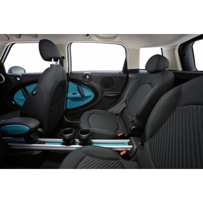 Eine Schiene im Innenraum, das so genannte Center Rail, nimmt Cupholder und Ablagefächer auf. (Archiv: Vogel Business Media)