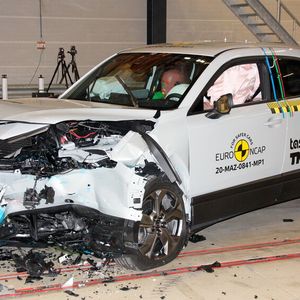 Sieht nicht (mehr) gut aus, ist es aber: Der vollelektrische Mazda MX-30 hat den Crahstest ebenfalls mit fünf von fünf Sternen absolviert.(Bild:  Euro NCAP)