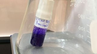 Poröse Flüssigkeiten als Membran: Mit diesem Verfahren könnten sich in der Kunststoffindustrie enorme Mengen Energie und damit CO2 einsparen lassen. (Alexander Knebel, KIT)