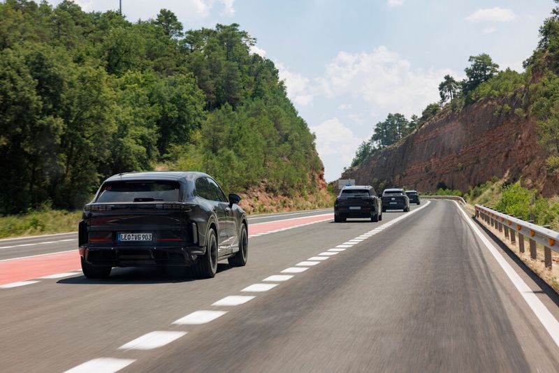 Zunächst sind drei Motorvarianten vorgesehen (Bild: Porsche)