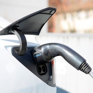 Mit „chargeBIG“ hat der Zulieferer eine erprobte Ladelösung für Parkplätze am Markt.(Bild:  Mahle)