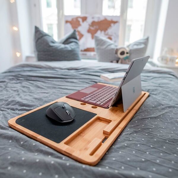 Diese Laptop Unterlage aus Holz macht das Bett zum Homeoffice. Kostenpunkt bei Radbag: 44,95 Euro (www.radbag.de)