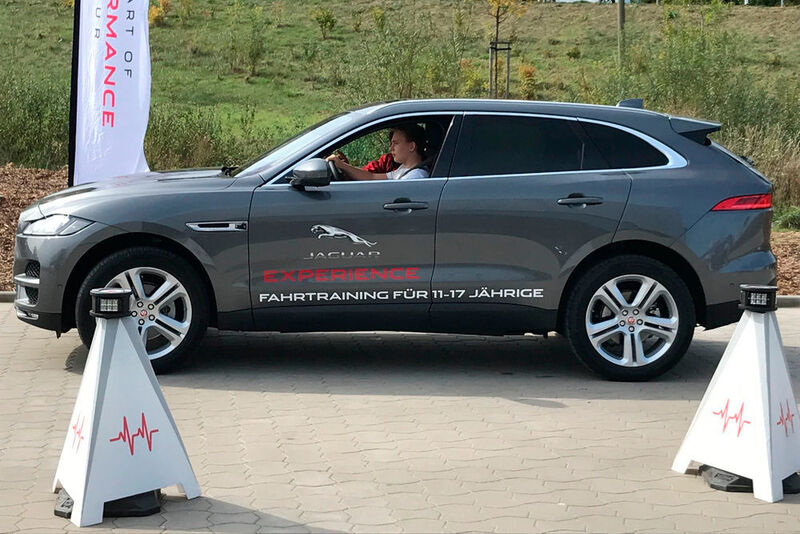 Kinder und Jugendliche konnten bei der Einweihung des Standorts ein Fahrtraining absolvieren. (Jaguar Land Rover)