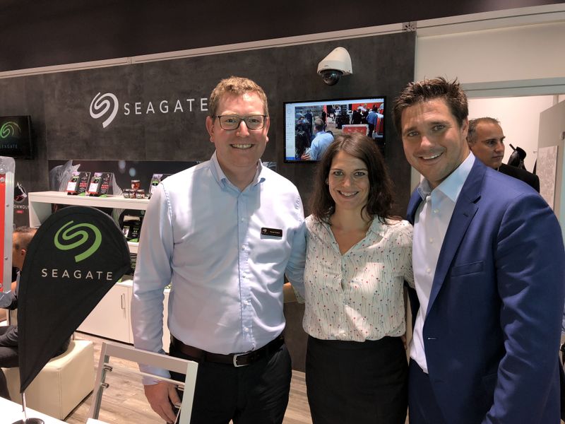 (l.) Florian Paulus, Seagate, mit Alexa Marie Erni-Mihic, ALSO, und Tobias Scheilt, Saturn. (Bild: IT-BUSINESS)