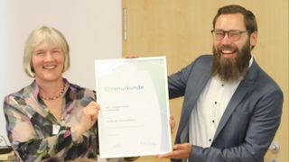 Die bisherige Geschäftsführerin Franziska Seidel und der neue Eigentümer Erik Sänger freuen sich über die Ehrenurkunde der IHK. (Bild: CKT Ökoplast)