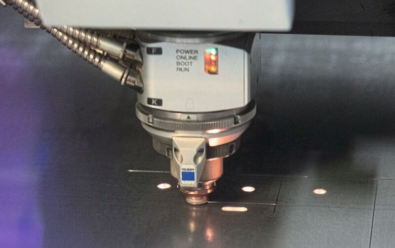 Rundum wirtschaftlicher und produktiver: Verglichen mit dem Schneiden von Blechteilen mit üblichen Haltestegen kann der Laser bei Nanojoints deutlich schneller schneiden.  