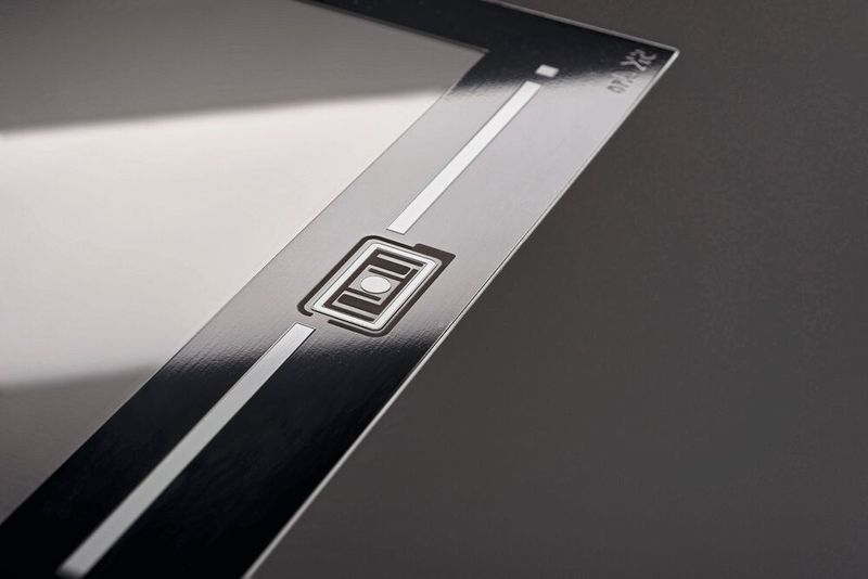 Bild 2:  Transparente Touch-Taste nahtlos eingefügt in Displays, Glas- oder Kunststoffoberflächen – die Sensorik bleibt optisch unsichtbar. (Bild: Bopla Gehäuse Systeme)