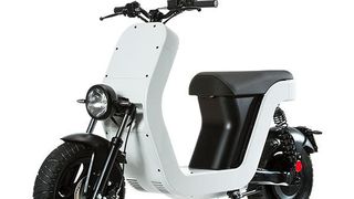 Der Elektroroller Motorino Elettrico besteht aus elastischem und resistentem Kunststoff hat einen USB-Port und wiegt nur 90 Kg. (Bild: ME)