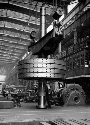 Mit dem Bau der Generatoren für das Wasserkraftwerk Ardnacrusha am River Shannon hat Siemens maßgeblich zur Elektrifizierung Irlands beigetragen. Die Aufnahmen von 1928 zeigen Einblicke in die Montagehalle des Dynamowerks. (Siemens)