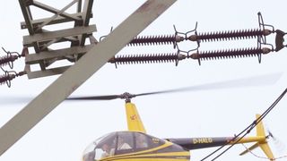 Netzausbau: Bei einer Leitungsbefliegung werden die Überlandleitungen vom Helikopter aus kontrolliert. (Archiv: Vogel Business Media)