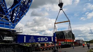 Verladearbeiten im Albertkanal in Dresden. Über die Elbe sollen in Zukunft noch mehr Waren transportiert werden. Damit will man die Straßen entlasten. Günstige Wasserstände machen die Elbe dafür ideal, heißt es. (Netzwerk Logistik Mitteldeuschland)
