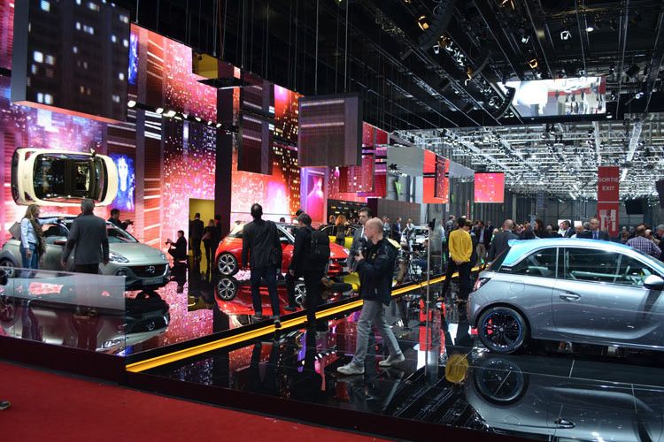 Das neue Konzept: Düstere Stand-Burg raus – LED-Wände rein.  (Foto: Rehberg)