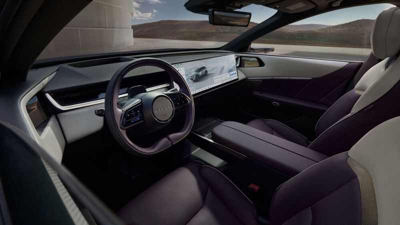 Im Innenraum stehen drei Farbthemen zur Verfügung: Maztex in Weiß oder Schwarz für die Ausstattungslinie Takumi sowie eine zweifarbige Ausführung in Amethyst und Weiß für Takumi Plus. (Bild: Mazda)