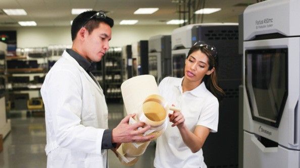 Mit additiver Fertigung lassen sich leichtgewichtigere Bauteile herstellen.(Bild:  Stratasys)