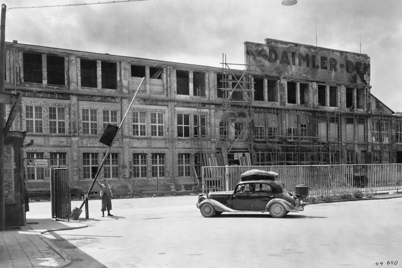 Der 170 V G mit Holzgasgenerator vor dem zerstörten Verwaltungsgebäude der Daimler Benz AG im Jahr 1944. (Daimler)