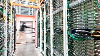 Der transatlantische Datenverkehr bleibt unsicher, solange der Cloud Act in den USA gilt. AWS versucht jetzt auf europäischem Boden mit Gürtel und Hosenträger zu agieren. (Bild: AWS)