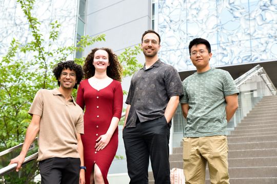Die Autor:innen der Studie André Rendeiro, Iva Buljan, Ernesto Abila und Yimin Zheng (v.l.n.r.) (Bild:  © Wolfgang Däuble / CeMM)