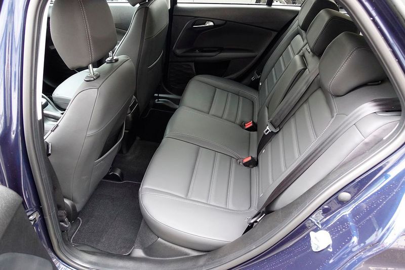 Viel Platz auf der Rücksitzbank, aber für Großgewachsene könnte der Knieraum etwas üppiger sein. Doch das ist Jammern auf hohem Niveau. (Jan Rosenow/»kfz-betrieb«)