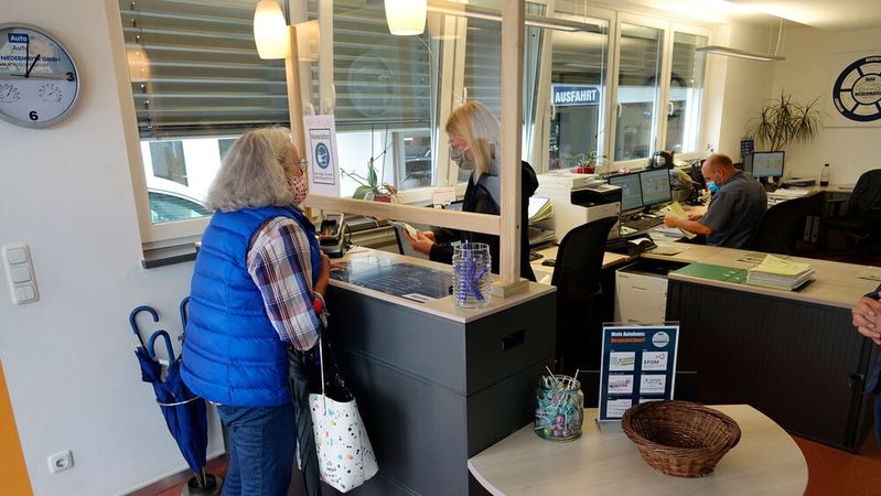 Plexiglasscheiben, Abstandsregeln und Masken: Trotzdem ist die Gefahr sich mit Corona anzustecken in geschlossenen Räumen größer als draußen. Richtiges Lüften kann Abhilfe schaffen.(Bild:  Schreiner/»kfz-betrieb«)