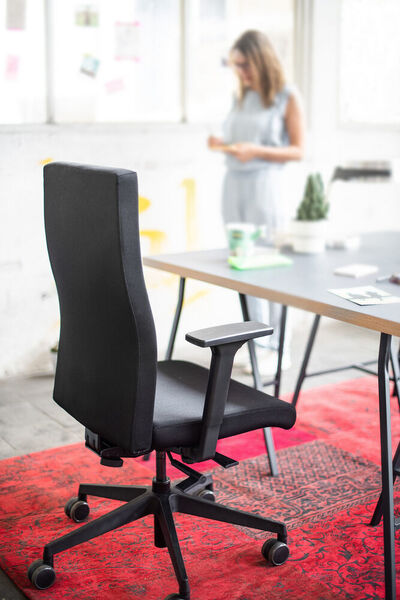 Einen zertifizierten Homeoffice-Stuhl bietet die Dauphin-Marke Trendoffice jetzt an. (Dauphin)