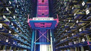 Das neue Wabenlager mit LED-Beleuchtung besteht aus einer Regalgasse mit insgesamt 2100 Kassetten, die über eine Traglast von jeweils 1,5 t verfügen. Bild: Remmert (Archiv: Vogel Business Media)