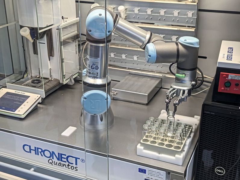 Ein Paradebeispiel für einen automatisierten und digitalisierten Workflow: Hier werden mit dem Pulverdosier-System Chronect Quantos Feststoffe in Probenfläschen abgefüllt. Die Einwaagen speichert das System automatisch ab, sodass eine lückenlose Dokmentation möglich ist. Dank Roboterarm läuft das System vollautomatisch – zwar nicht mit überragender Geschwindigkeit, dafür mit höchster Wiederholgenauigkeit und auch über Nacht. (Bild: VCG – Lüttmann)