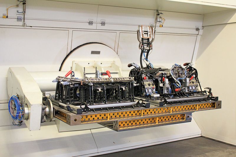 Auch aufwendige Vorrichtungen, hier für die Durchführung von automatisierten Laserschweißungen, gehören zum Gesamtumfang eines Auftrags. (Bild: Klaus Vollrath)