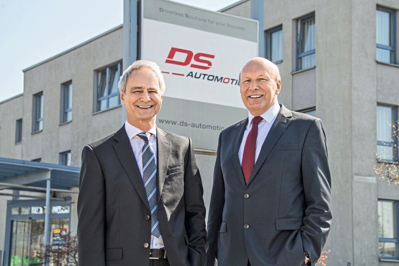Manfred Hummenberger (links) und Arthur Kornmüller, Geschäftsführer DS Automatin GmbH: «Praktisch alle deutschen Premium-Hersteller nutzen in der Batteriemontage unsere Fahrerlosen Transportsysteme. Der Vorteil liegt darin, dass sich das System komplett flexibel gestaltet – bei dem aktuellen Markt und den steigenden Anforderungen ein ungeheures Asset!»  (Foto Fleischmann)