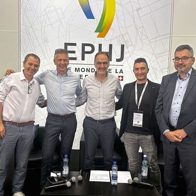 Les participants à la table ronde, de gauche à droite : Nabil Ouerhani (HE-Arc), Didier Mathieu (Matthey Décolletages), Stéphane Poggi (Microcity), Alban Romano (We are Team) et Pierre Falbriard (Louis Bélet) (Source : Margaux Pontieu)