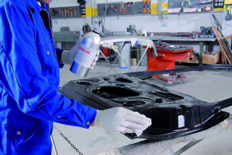 Auch beim Kleben spielt Sauberkeit eine wichtige Rolle. Die notwendigen Reinigungsmittel sind Bestandteil des Komplettsystems. (Archiv: Vogel Business Media)