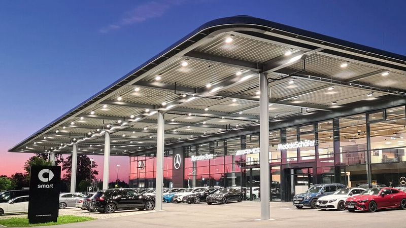 Die Autohausgruppe Kreuter Medele Schäfer investiert viel in die eigene Infrastruktur und ins Personal. Die Strategie zahlt sich aus: 2024 sind die Erträge im Werkstattservice überdurchschnittlich stark gewachsen. Im Bild: Der „Retail Excellence“-Betrieb von Kreuter Medele Schäfer in Weilheim. (Bild: Kreuter Medele Schäfer)