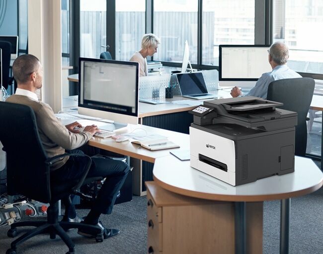 Das Feld der neuen A4-Color-MFPs besteht gleich aus vier Modellen. Das Top-Modell C305ae bietet für die Steuerung am Gerät einen größeren  4,3-Zoll-Touchscreen des 2,8-Zoll-Bedienfelds der anderen Geräte der Serie. (Bild: Xerox)
