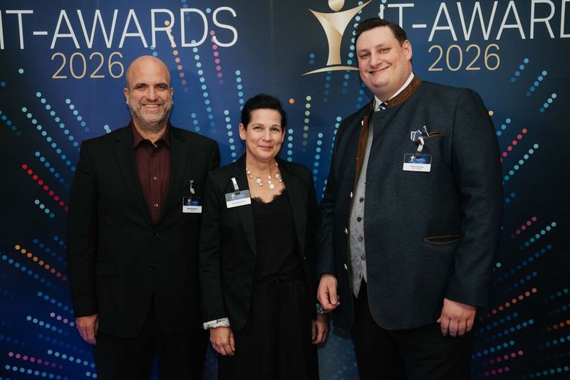 (V. l.) Marek und Sabine Birkenhauer von FAST LTA mit Philipp Emering (Vogel IT-Medien). (Bild: Manuel Emme Fotografie)