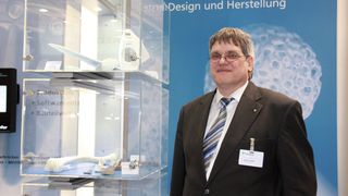 Andreas Burblies, Geschäftsstellenleiter der Fraunhofer-Allianz, zeigt, was mit Simulationen alles erreichbar ist. (Bild: Itasse)
